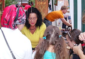 Renata beim Schmuck