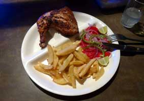 H&auml;hnchenbein mit Pommes