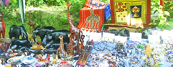 Afrikanische Holzschnitzerein und Modeschmuck