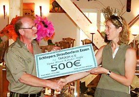 Scheck&uuml;bergabe Strau&szlig;enfarm
