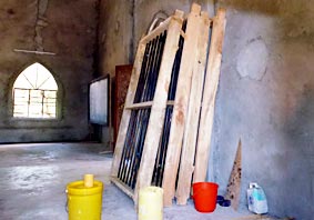Materiallager in der Kirche