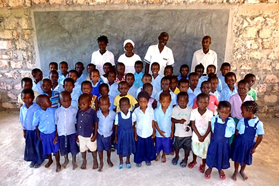 Ein Teil der Kindergartengruppe mit Betreuerinnen, Henry Kitsao und Pastor Patrick.