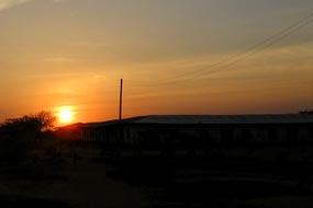 Sonnenuntergang an der Schule