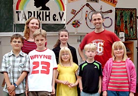 Jana und Martin mit Sch&uuml;lerinnen und Sch&uuml;lern
