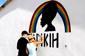 Hanna und Natalia am Tarikih Logo