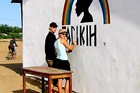 Hanna und Natalia fertigen das Logo