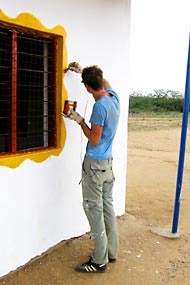Marius beim Fensterrahmen