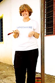 Amelie beim Fensterstreichen