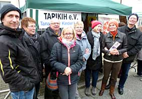 Das Tarikih Team mit Besucherin.