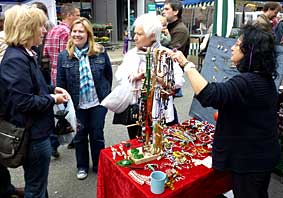 Renata am Schmuck