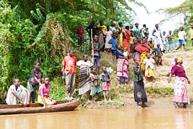 Fr&ouml;hliche Menschen am Fluss